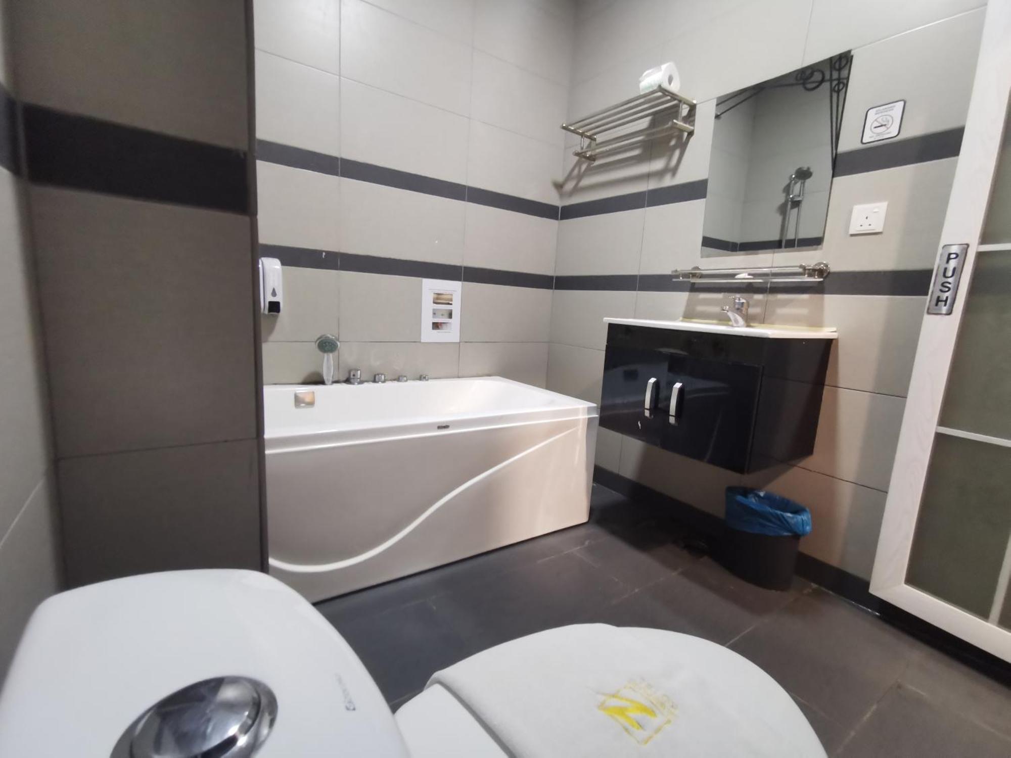 Zenz Hotel Kulai Esterno foto
